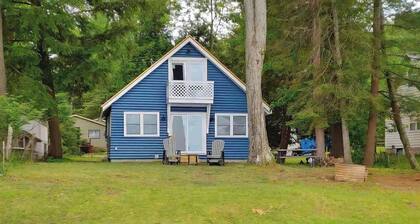 Cozy Lake St. Helen Waterfront. Fully Remodeled. Dock. Fire pit. AC. Sleeps 6.
