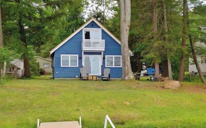 Cozy Lake St. Helen Waterfront. Fully Remodeled. Dock. Fire pit. AC. Sleeps 6.