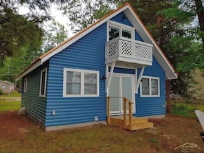 Exterior - Cozy Lake St. Helen Waterfront. Fully Remodeled. Dock. Fire pit. AC. Sleeps 7. (St. Helen)