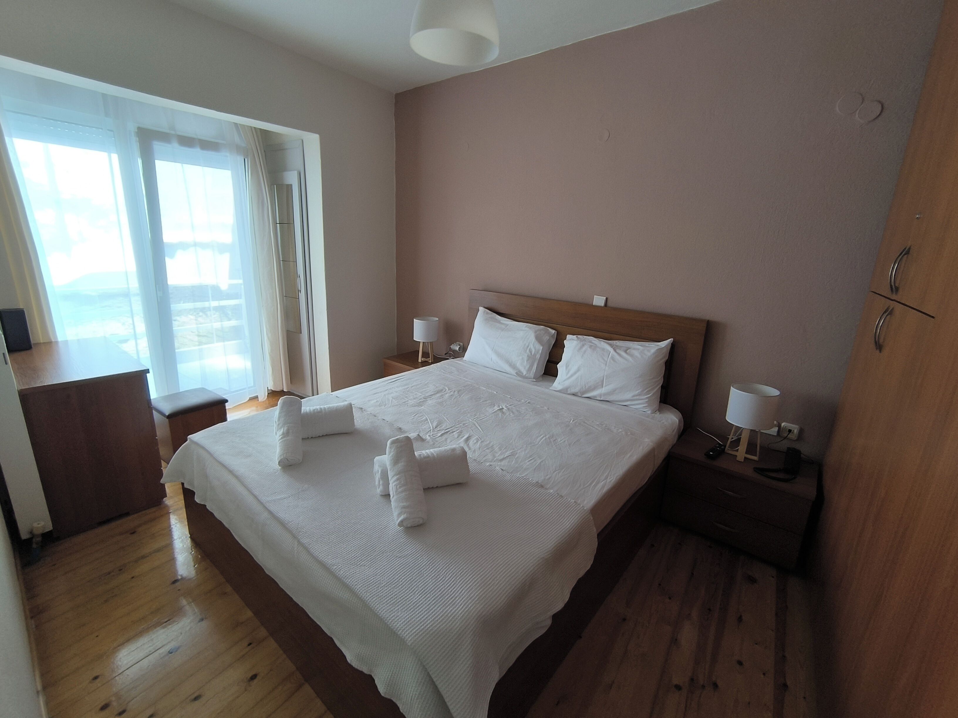 2 dormitorios, tabla de planchar con plancha, cuna de viaje