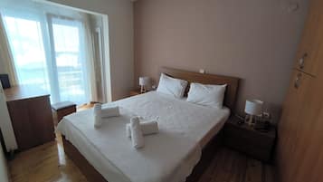 2 bedrooms, iron/ironing board, travel cot, free WiFi
