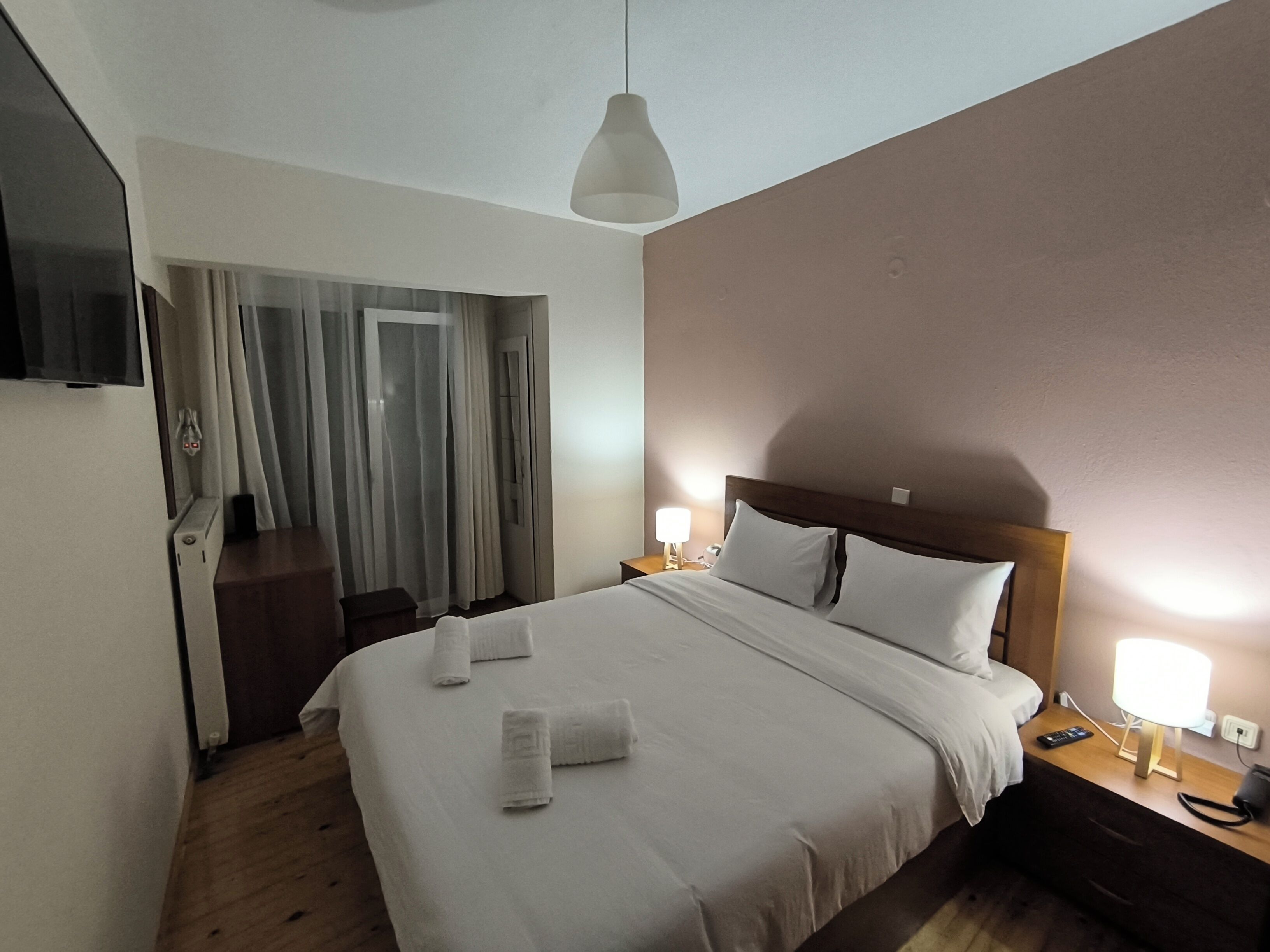 2 quartos, ferros/tábuas de passar roupa, berço de viagem