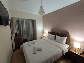 2 quartos, ferros/tábuas de passar roupa, berço de viagem