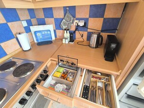 Frigorifero, forno, piano cottura, lavastoviglie