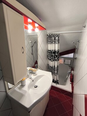 Banheira de hidromassagem, secador de cabelo, toalhas de banho, sabonete