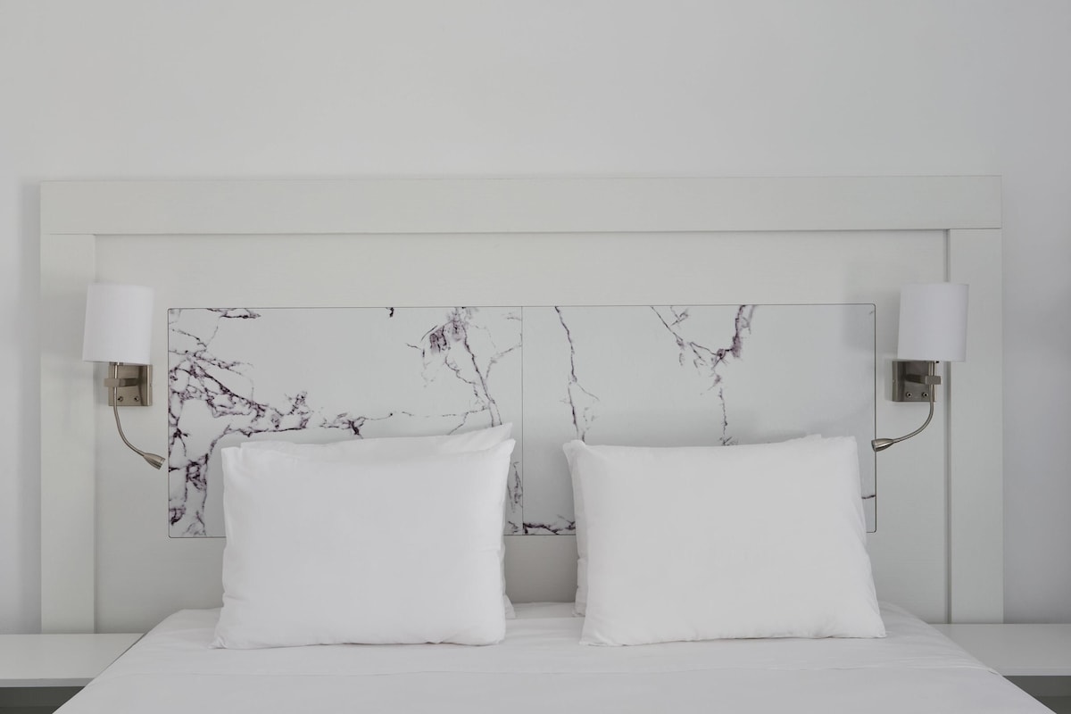 In-room safe, cribs (free), WiFi (free), bed sheets