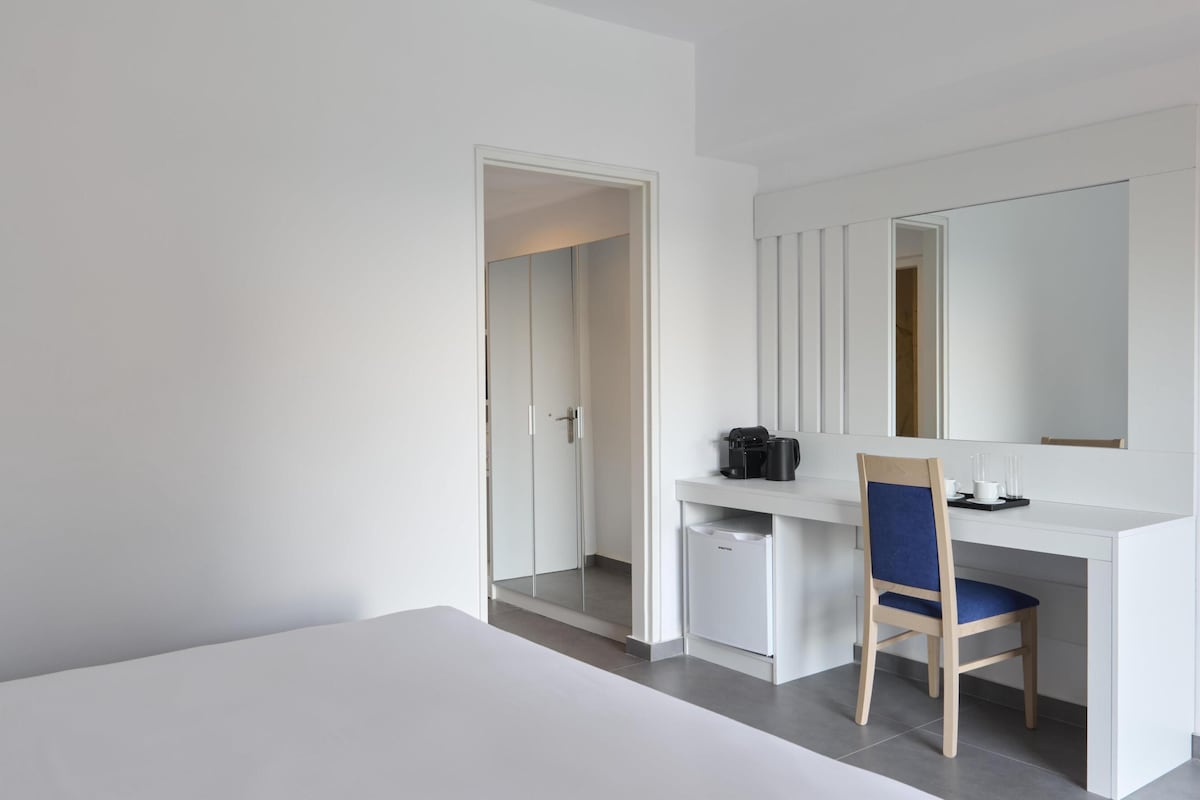 In-room safe, cribs (free), WiFi (free), bed sheets