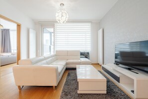 Smart TV - Elegant Panorama City Suite: White Leather Sofa, AC, Parking, River Promenade (Bratislavský kraj)