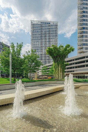 Property grounds - Elegant Panorama City Suite: White Leather Sofa, AC, Parking, River Promenade (Bratislavský kraj)