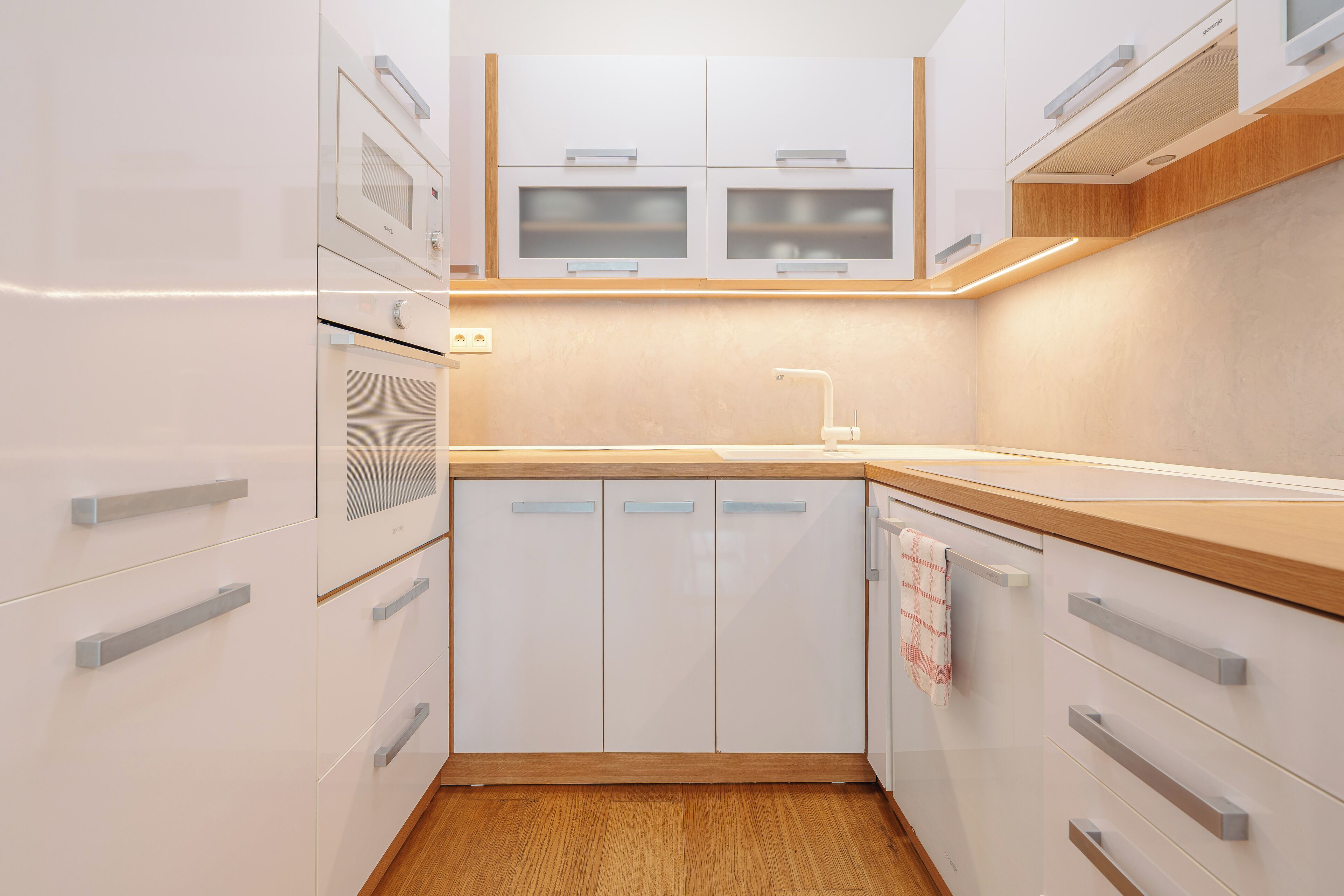 冷蔵庫、電子レンジ、オーブン、コンロ