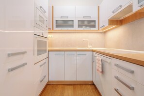 Kühlschrank, Mikrowelle, Ofen, Herdplatte