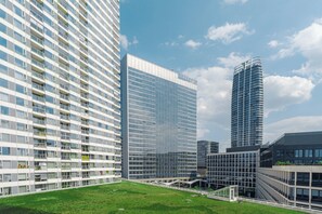 Exterior - Elegant Panorama City Suite: White Leather Sofa, AC, Parking, River Promenade (Bratislavský kraj)