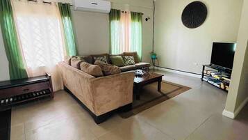 House, 3 Bedrooms, Accessible, Private Pool | Living room