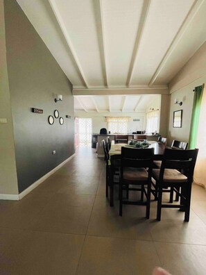 ハウス 3 ベッドルーム バリアフリー プライベートプール | ダイニングルーム