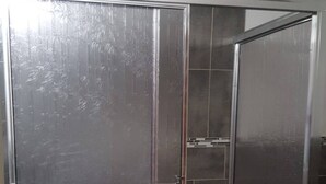 Hus, 3 soverom, tilgjengelighetstilpasset, privat basseng | Bad