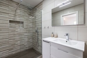 Shower, hair dryer, towels - 3 bedroom villa with private pool by AlgarveManta (4V3) (Manta Rota)