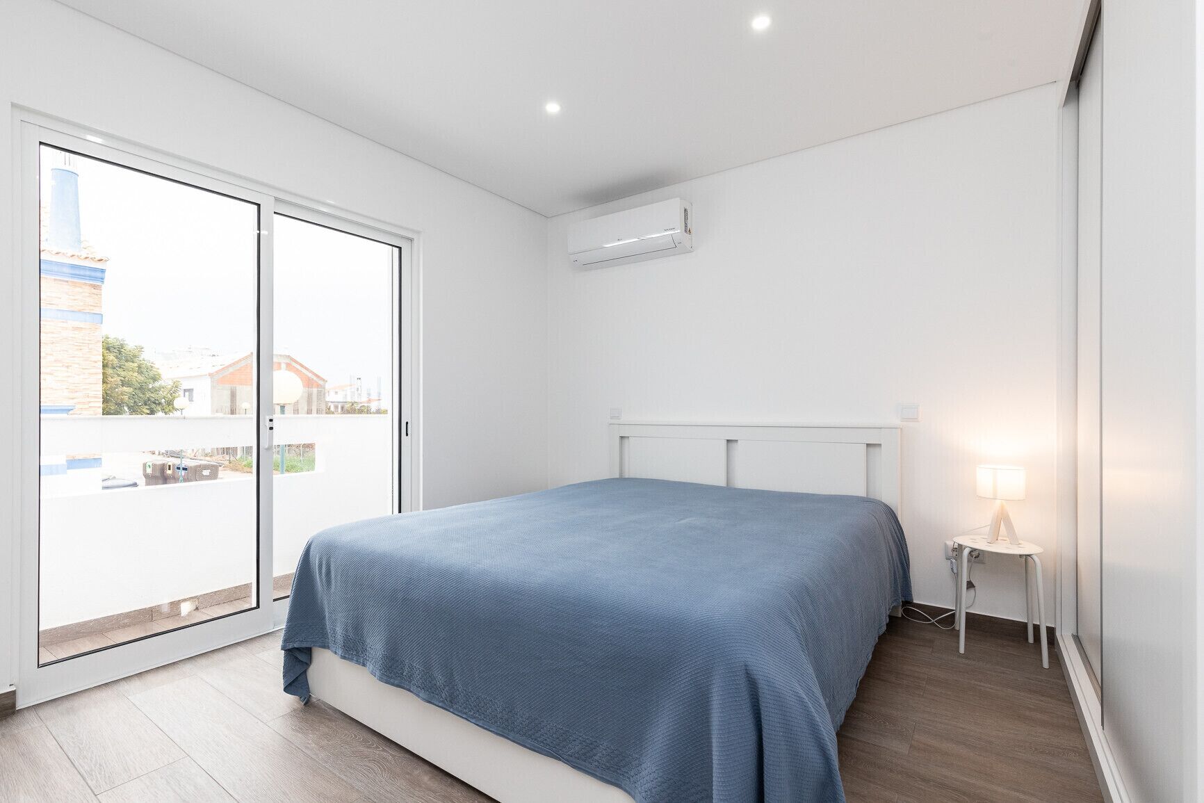 Een strijkplank/strijkijzer, gratis wifi, beddengoed