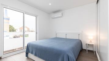 Een strijkplank/strijkijzer, gratis wifi, beddengoed