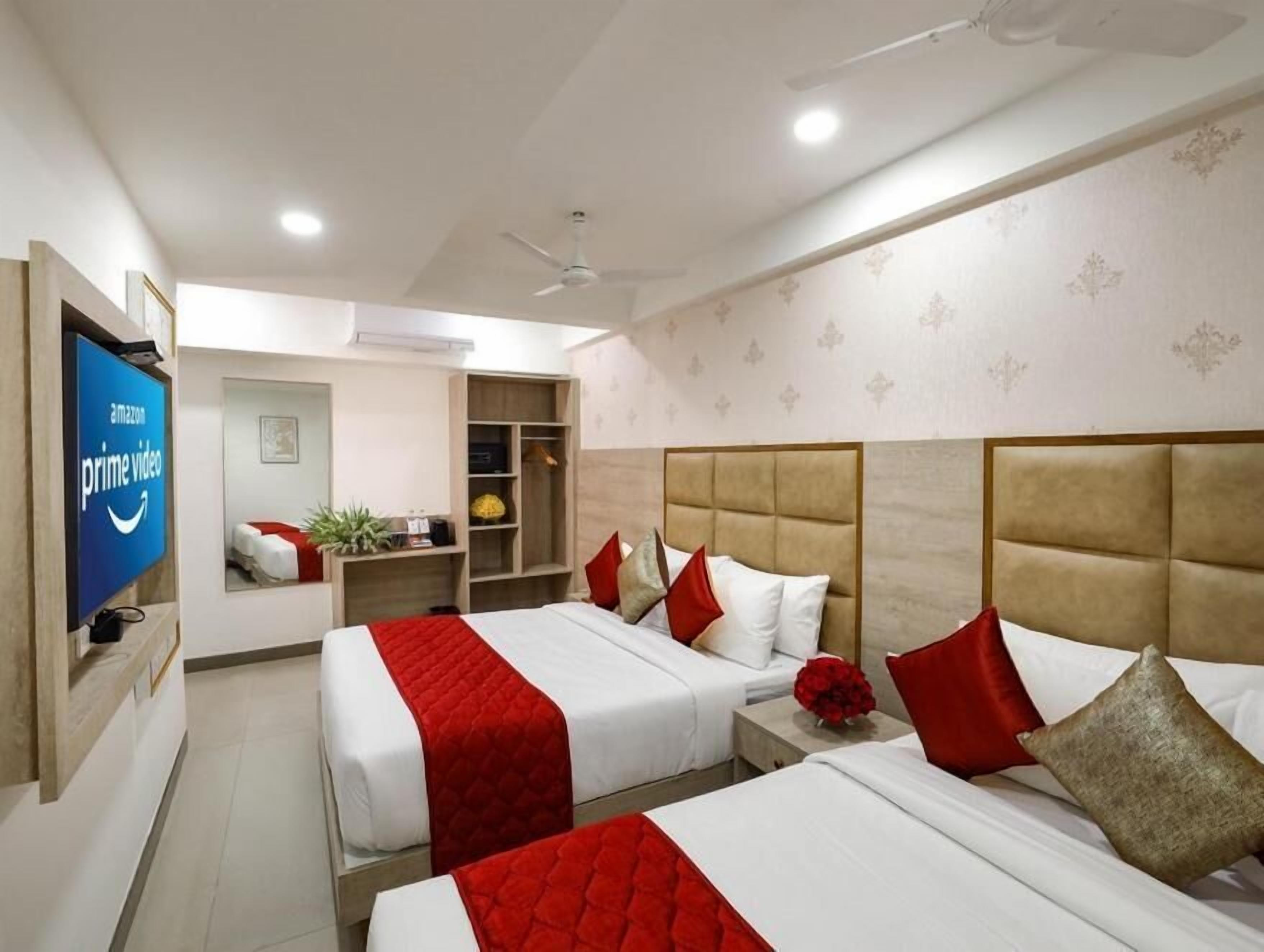 Family Room | Iron/ironing board, free WiFi