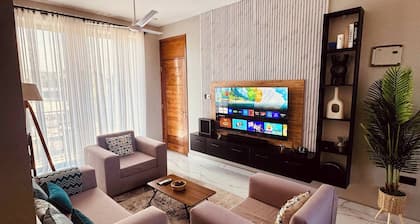 Room-private En-suite,pool & In-room TV