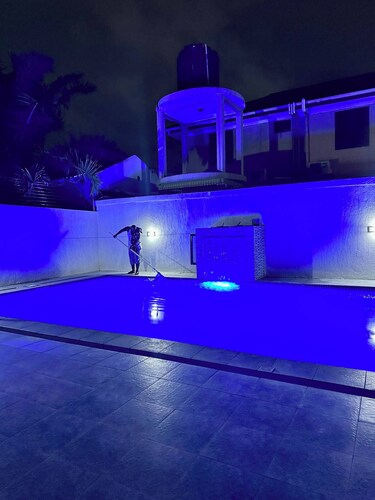 Room-private En-suite,pool & In-room TV