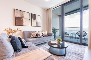 TV - Jumeirah Gate Tower 1 6103 by Deluxe Holiday Homes (Dubai)