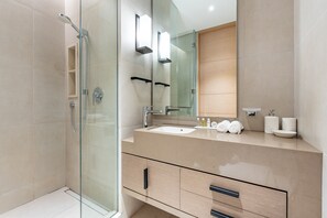 Shower, hair dryer, bidet, towels - Jumeirah Gate Tower 1 6103 by Deluxe Holiday Homes (Dubai)