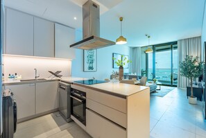 Fridge, microwave, stovetop, dishwasher - Jumeirah Gate Tower 1 6103 by Deluxe Holiday Homes (Dubai)