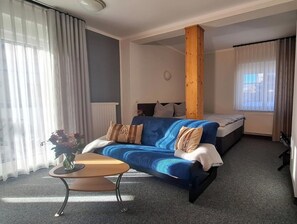 TV - Bergliebe vacation apartment with balcony, 35 m2 in the heart of Oberhof  (Oberhof)
