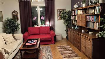 House, 5 Bedrooms, Smoking, Private Pool | Living room | Books