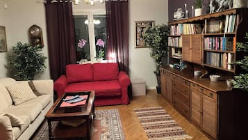 House, 5 Bedrooms, Smoking, Private Pool | Living room | Books