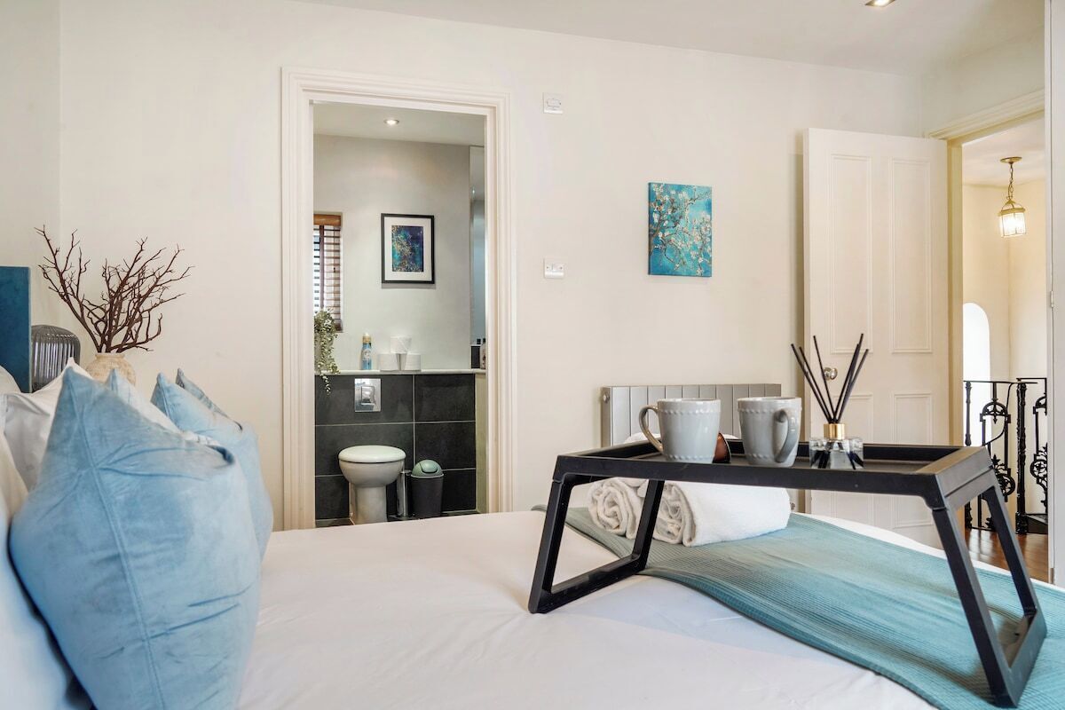 4 bedrooms, iron/ironing board, WiFi, bed sheets