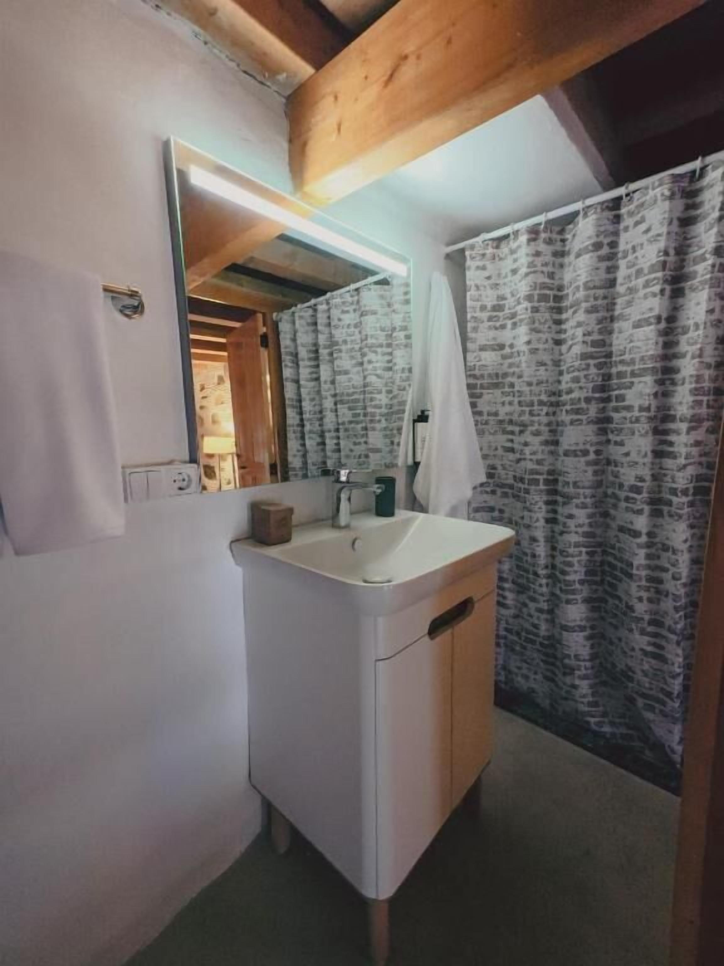 Chuveiro, produtos de toalete grátis, secador de cabelo, chinelos