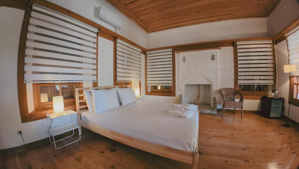 Quarto casal luxo, sacada, vista para o jardim | Escrivaninha, espaço de trabalho para notebook, cortinas blackout