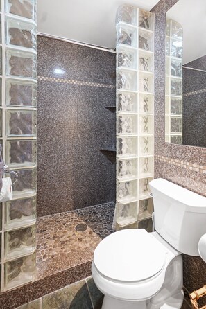 Shower, hair dryer, towels - Last Minute Special! 2 Bedrooms & Steps to Beach! Pool & Hot Tub! (Kihei)