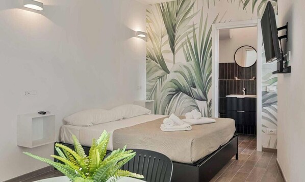 Iron/ironing board - Welcome to La Piccola Corte, a newly renovated and finely furnished studio apartment, in the heart of the city, a few meters from the central station.In an excellent position to reach the Cinque Terre area by train and the city center in a few minutes by (La Spezia)