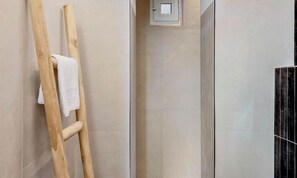 Interior - Welcome to La Piccola Corte, a newly renovated and finely furnished studio apartment, in the heart of the city, a few meters from the central station.In an excellent position to reach the Cinque Terre area by train and the city center in a few minutes by (La Spezia)