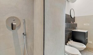 Shower, bidet, towels, toilet paper - Welcome to La Piccola Corte, a newly renovated and finely furnished studio apartment, in the heart of the city, a few meters from the central station.In an excellent position to reach the Cinque Terre area by train and the city center in a few minutes by (La Spezia)