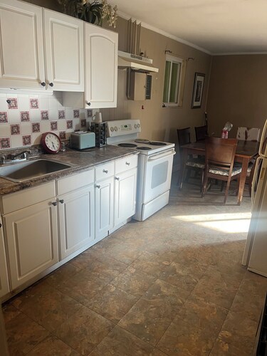 Tranquil 2-bedroom farmhouse with indoor and outdoor arena with trails!!!