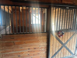 Un intérieur en bois agrémenté d’un portail en métal et d’une guirlande décorative.