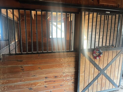 Tranquil 2-bedroom farmhouse with indoor and outdoor arena with trails!!!