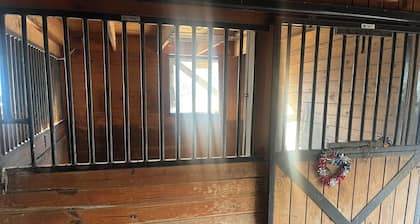Tranquil 2-bedroom farmhouse with indoor and outdoor arena with trails!!!
