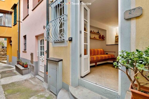The apartment Il Baluardo is the best refuge for a dream holiday in Manarola, where you can enjoy the nature and the local culture, living a unique and an unforgettable experience.Situated on 4 levels, it will offer you all the comfort that you need to r
