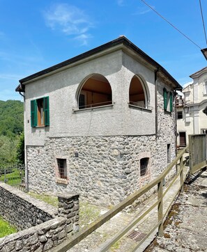 Exterior - Fairytale stone house in the border triangle of Tuscany, Liguria & Emilia-Romagna (Castagnetoli)