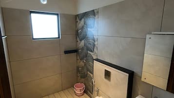 Luxe villa, balkon, uitzicht op bergen | Badkamer | Gratis toiletartikelen, handdoeken, zeep, shampoo