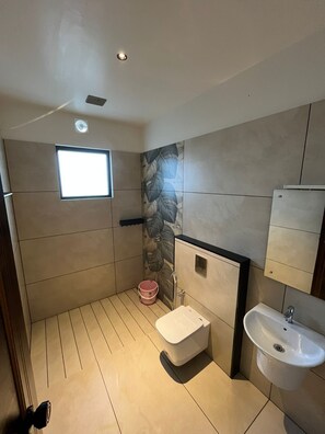 Free toiletries, towels, soap, shampoo - Camplights Stays (Padinjarathara)