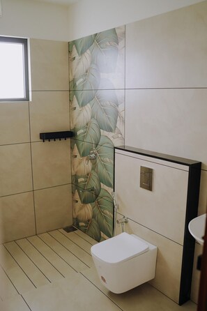 Produtos de toalete grátis, toalhas de banho, sabonete, shampoo