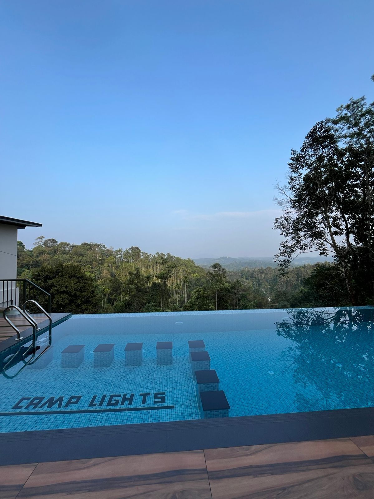 حمّام سباحة خارجي