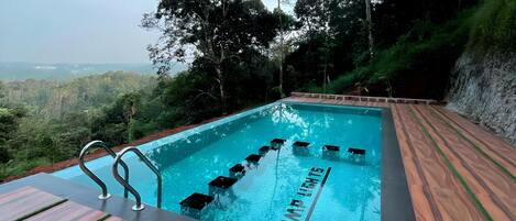 حمّام سباحة خارجي