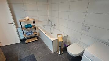 Ducha, secador de pelo y toallas